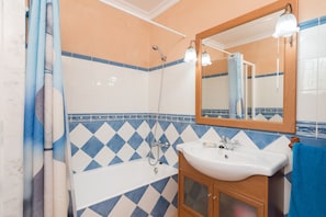 Badewanne, Haartrockner, Handtücher