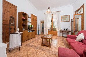 TV, fireplace, books - SES COMES Finca for 5 with Pool near Manacor (Manacor)