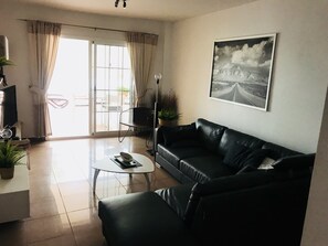 Televisie, boeken, een filmbibliotheek en een stereo