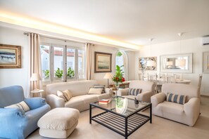 Fernseher, Kamin, Bücher