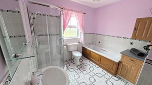 Bathtub, hair dryer, towels, soap - Charming 3 Bedroom, Self Catering in centre of Mid Ulster (Rock Dungannon)