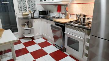 Een koelkast, een magnetron, een oven, een kookplaat