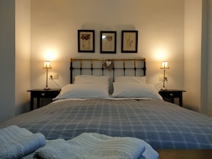 3 chambres, bureau, système d’insonorisation, fer et planche à repasser