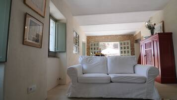 Een televisie, een open haard, een tafeltennistafel en boeken