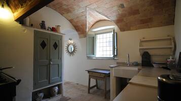 Een koelkast, een magnetron, een oven, een kookplaat