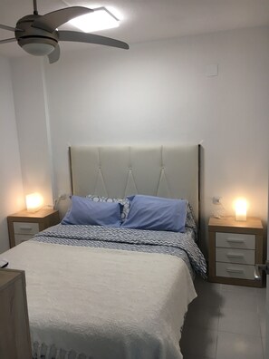 1 dormitorio, tabla de planchar con plancha, wifi y ropa de cama