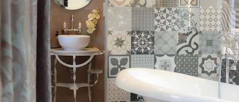 Bathtub, hair dryer, towels