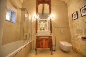 Badewanne, Haartrockner, Handtücher