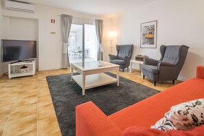 TV - Santa Catarina Terrace (Estoril)