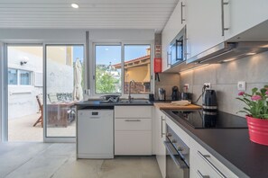 Kühlschrank, Mikrowelle, Ofen, Herdplatte