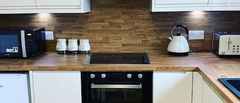 Frigorifero, microonde, forno, piano cottura