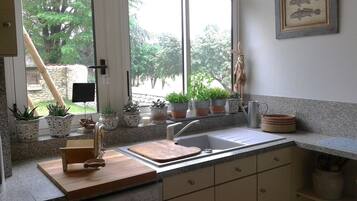 Frigorifero, microonde, forno, piano cottura