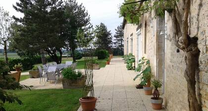 LongÚre de caractÚre de 250 m2 , entiÚrement rénovée pour vous .