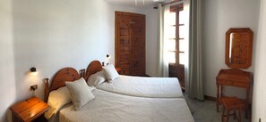 1 camera, ferro/asse da stiro, lenzuola