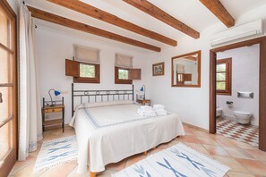 3 bedrooms, iron/ironing board, travel cot, free WiFi