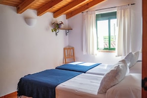 1 chambre, fer et planche à repasser, lit de bébé portatif