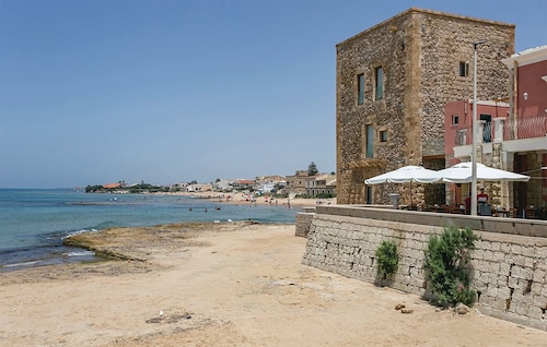 Villa Rosso Corallo, near the sea, with a 200 sqm garden and large outdoor areas