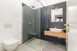 Shower, hair dryer, towels - Villa Sama - Beautiful modern built villa with pool in Central Istria (Zminj)