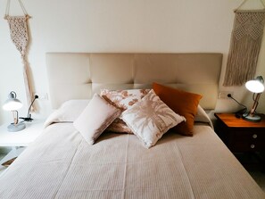 2 chambres, fer et planche à repasser, Wi-Fi, draps fournis