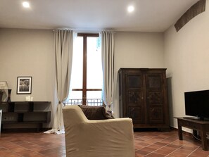 Een smart-tv en boeken