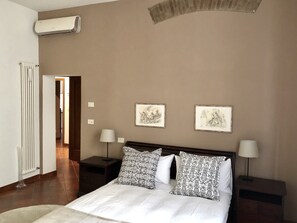 2 slaapkamers, een kluis op de kamer, een strijkplank/strijkijzer