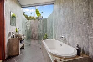 Combined shower/bathtub, hair dryer, towels, soap
