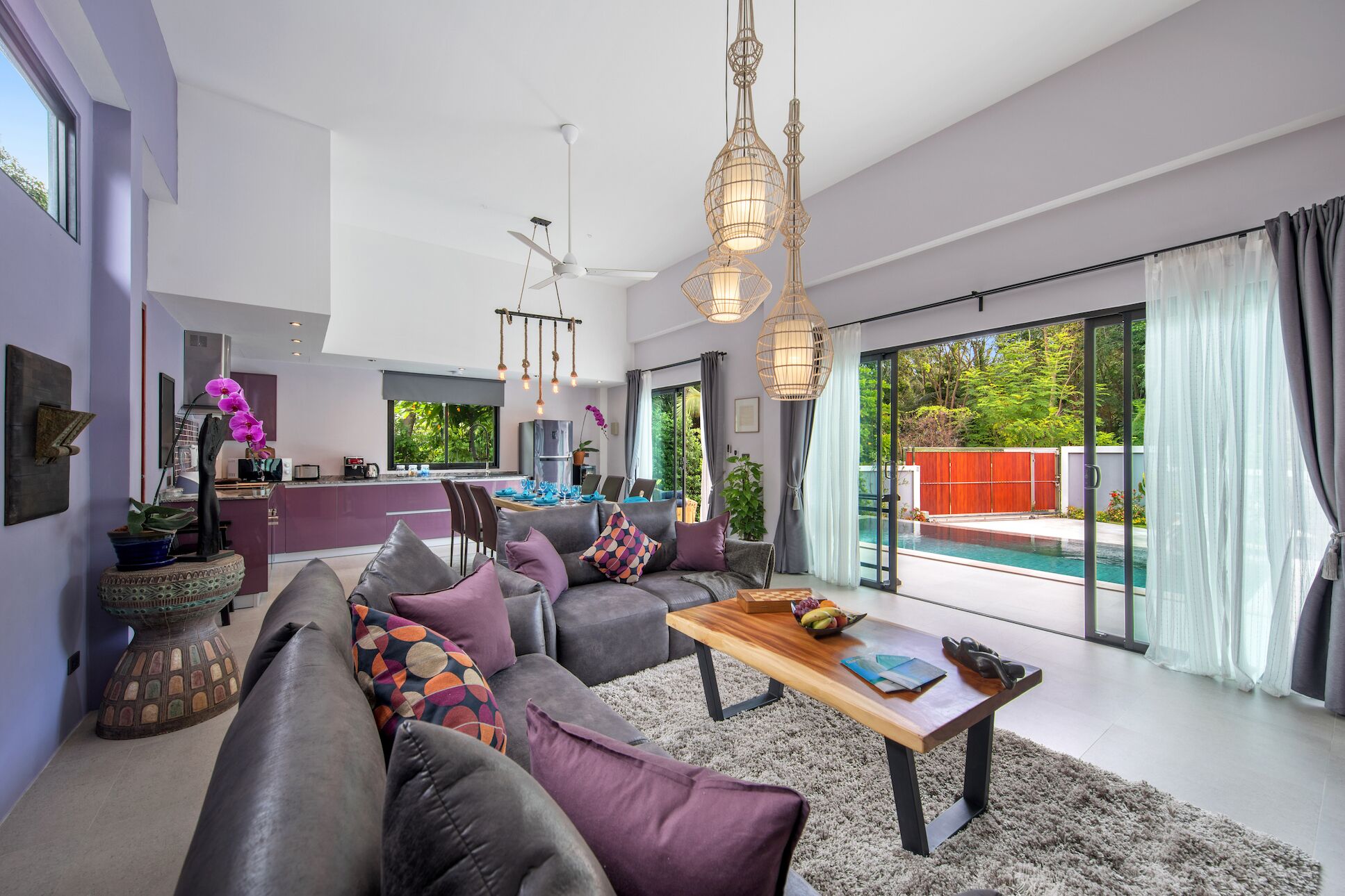 Smart TV, DVD player, livros, videoteca