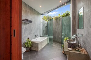 Chuveiro/banheira combinados, secador de cabelo, toalhas de banho 