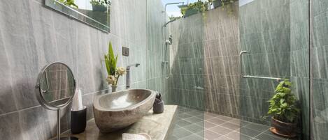 Combined shower/bathtub, hair dryer, towels, soap