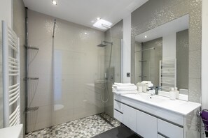 Secadora de cabello, toallas, papel de baño 