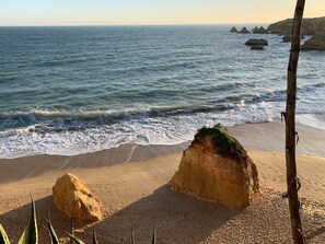 A beach with large rocks, a sandy shore, and the ocean. - LUXURIOUS 4 ROOM APARTMENT - TERRACE 120M² - SEA VIEW - PRAIA DA ROCHA (Portimão)