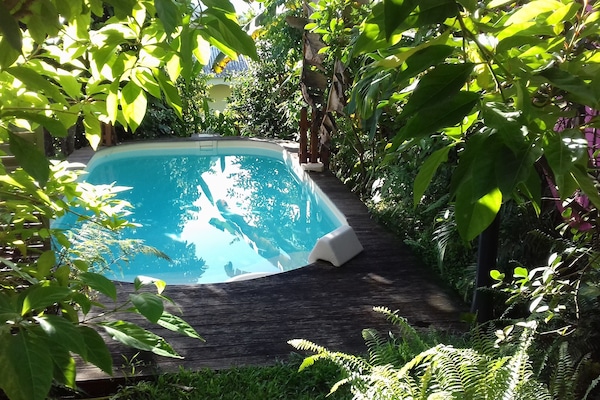 La piscine à l'abri des regards