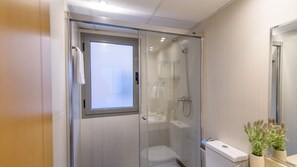 Shower, hair dryer, towels, soap - Cozy apartment with terrace and free parking (Málaga)