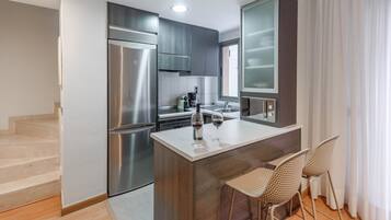 Een koelkast, een magnetron, een oven, een kookplaat