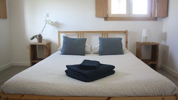 3 bedrooms, desk, iron/ironing board, WiFi