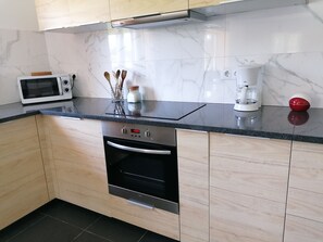 Réfrigérateur, micro-ondes, four, plaque de cuisson