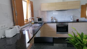 Frigorífic, microones, forn i placa de cuina