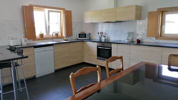 Frigorífic, microones, forn i placa de cuina