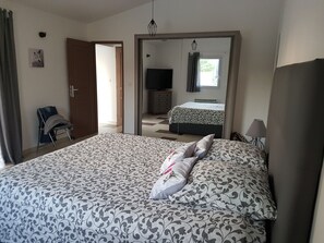 3 bedrooms, iron/ironing board, free WiFi, bed sheets