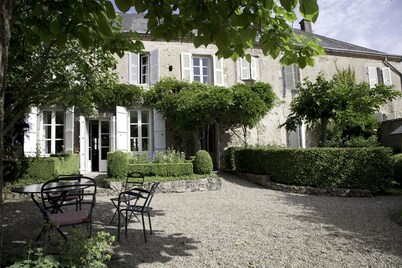 Charming Gites de Charme L 'Ancien Presbytère Larochemillay, France