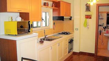 Kühlschrank, Ofen, Herdplatte, Wasserkocher mit Kaffee-/Teezubehör