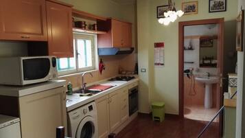 Kühlschrank, Ofen, Herdplatte, Wasserkocher mit Kaffee-/Teezubehör