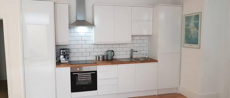 Jääkaappi, mikroaaltouuni, uuni, liesi