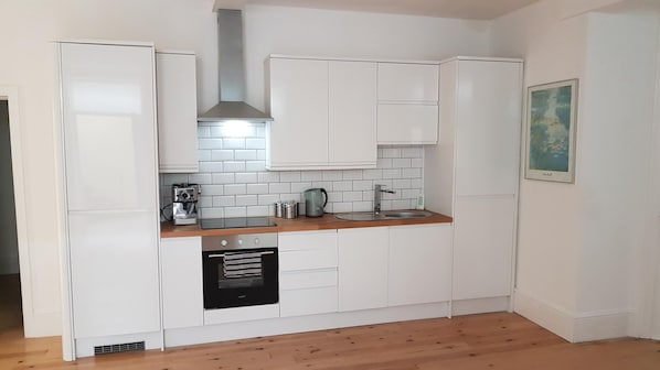 Een koelkast, een magnetron, een oven, een kookplaat