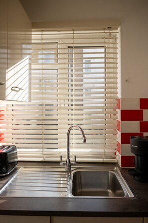 Réfrigérateur, micro-ondes, tables à manger