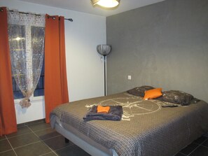 4 bedrooms, iron/ironing board, WiFi, bed sheets