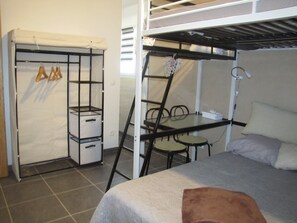 4 slaapkamers, een strijkplank/strijkijzer, wifi, beddengoed