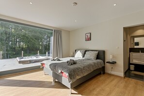 6 habitaciones, tabla de planchar con plancha y cuna de viaje 