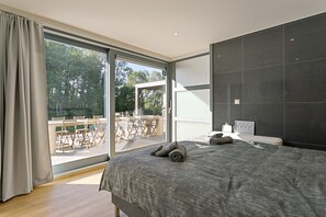 6 habitaciones, tabla de planchar con plancha y cuna de viaje 