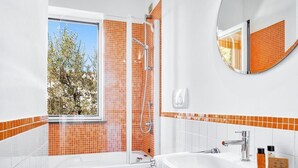 A modern bathroom with a glass-enclosed shower, a white sink, and a toilet. - Le Capannelle - Figaro by Feeling Italy (Massa Lubrense)